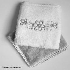 White Floral & Grey Lace Towel Set|منشفة بيضاء مع ورود ومنشفة رمادية