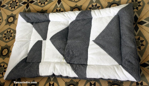 Grey & White Patchwork Towel Mat|بساط باتشورك ابيض ورمادي
