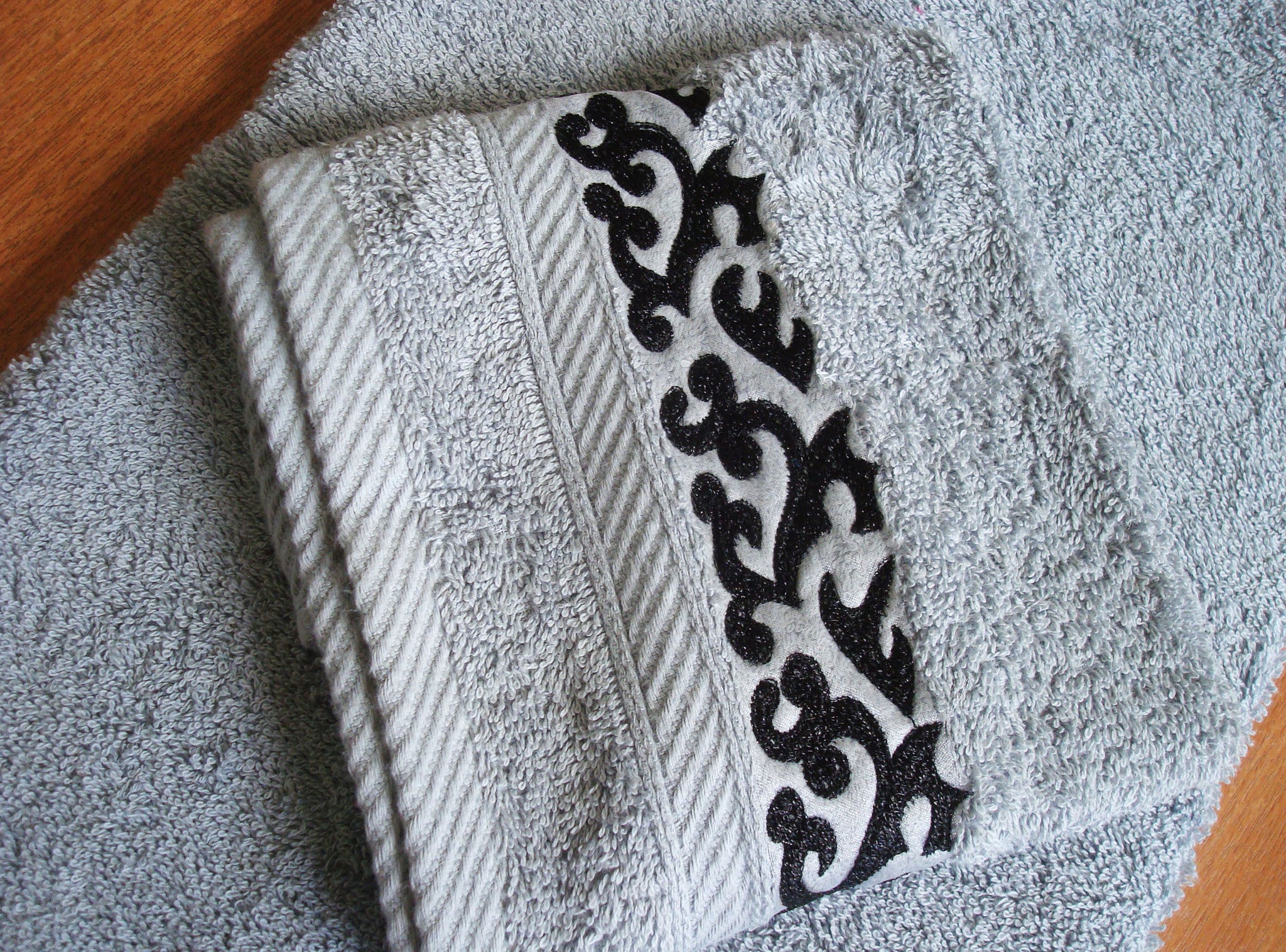 Embroidered Towel- Arabesque| منشفة مطرزة- نقش ارابسك