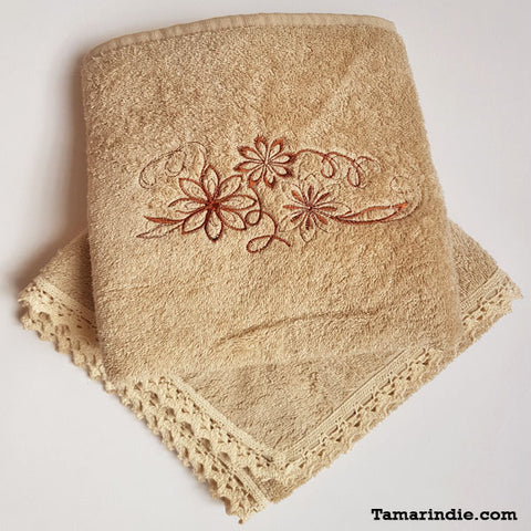 Beige Floral & Lace Towel Set|منشفتين بيج مع ورود ودانتيل