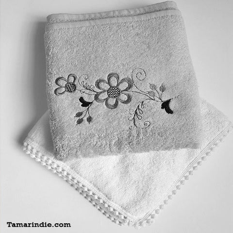 Grey Floral & White Lace Towel Set|منشفة رمادية مع ورود ومنشفة بيضاء