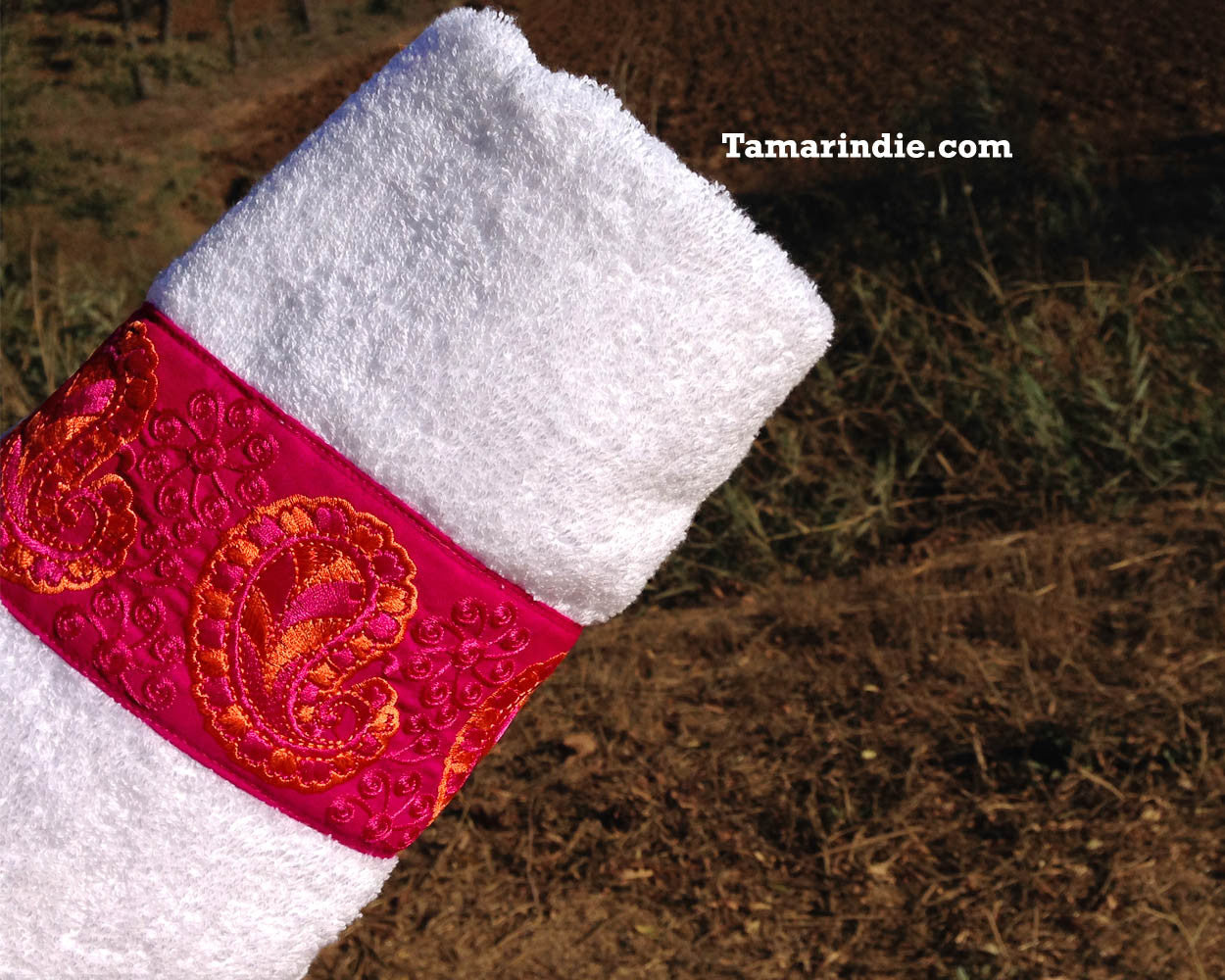 Hot Pink Cashmere Towel| منشفة ذات نقش كاشمير