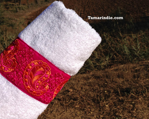 Hot Pink Cashmere Towel| منشفة ذات نقش كاشمير