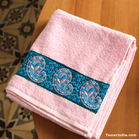 Pink & Blue Cashmere Towel| منشفة وردية وزرقاء ذات نقش كاشمير