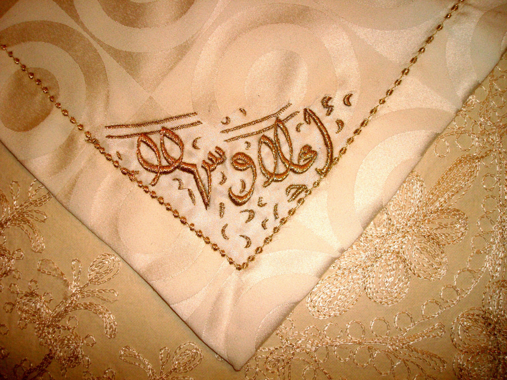 Customized Embroidered Napkins & Table Cloth for Weddings & More|شرشف لتزيين الطاولة ومناديل مصممة على الطلب للاعراس والمناسبات الاخرى