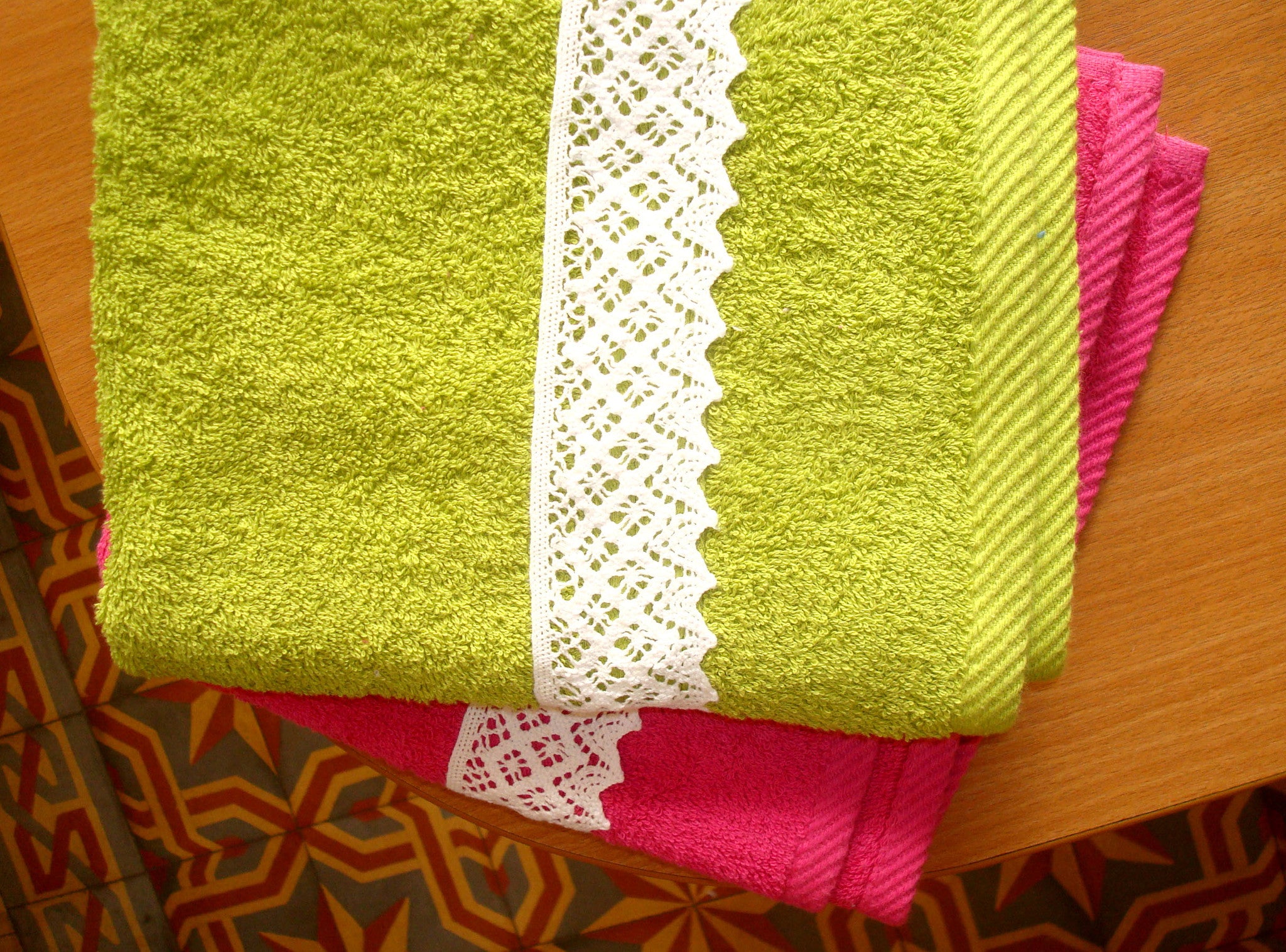Triangular Edge Lace on Hot Color Towels|مناشف ذات دانتيل كروشيه مسنن