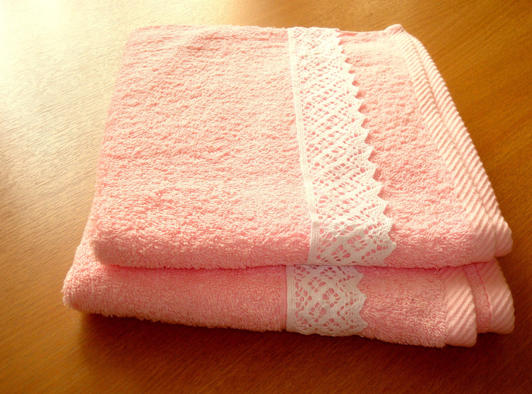 Triangular Edge Lace on Light Pink Towel|منشفة زهرية ذات دانتيل كروشه مسنن