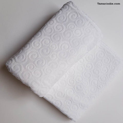 White Swirls Luxury Soft Cotton Blanket|بطانية قطنية مع دوائر فاخرة وناعمة لون أبيض